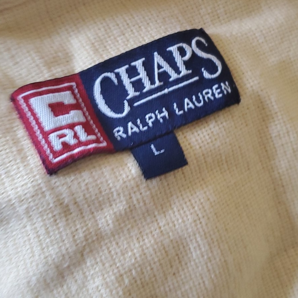 Im selling a short sleeved buttoned up shiirt